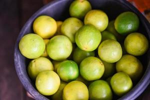 citron vert frais récolte de citron du jardin ferme agricole photo
