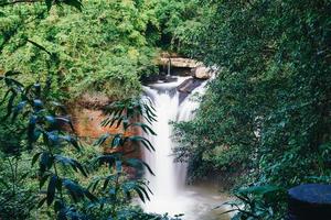 cascade haew suwat au parc national de khao yai en thaïlande photo