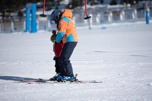 grandvalira, andorre. 2021 14 mars. cours de ski scolaire à la station de ski de grandvalira en andorre en période de covid19 en hiver 2020