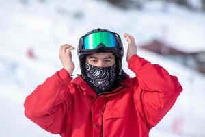 grandvalira, andorre. 1er mars 2021. skieur à la station de ski de grandvalira en andorre en période de covid19 en hiver 2020 photo