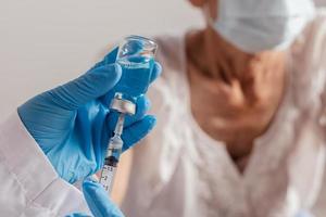 le médecin vaccine les personnes âgées photo