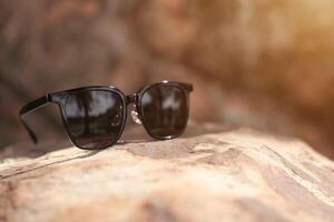 des lunettes de soleil sur le plage dans été photo