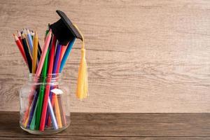 chapeau de graduation avec des crayons colorés avec espace de copie, apprentissage du concept d'éducation universitaire. photo