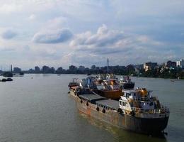 paysage fluvial avec transport photo