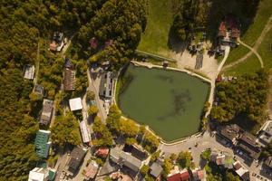 lac cerretano au centre du village cerreto laghi photographié du ciel avec drone photo