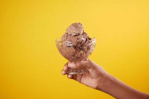 main d'enfant tenant une glace au chocolat avec espace de copie photo