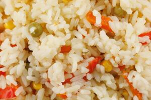 riz avec des légumes fermer. cuit riz avec des légumes photo