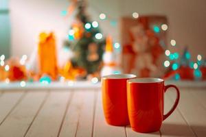 quelques tasses rouges à noël photo