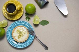 concept alimentaire citron bio maison, tartes au citron vert. photo