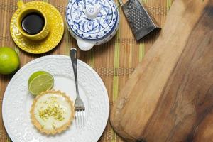 vue de dessus du cadre de divers accessoires de cuisine. photo