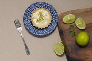 vue de dessus de la tartelette avec crème au citron et chips d'agrumes sur la vieille table en bois, espace de copie. mise au point sélective. photo