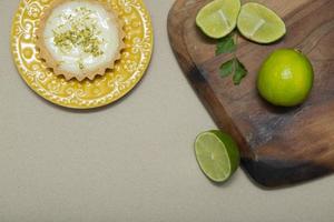 concept alimentaire citron bio maison, tartes au citron vert. photo