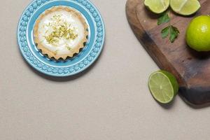 vue de dessus de la tarte au citron traditionnelle française. photo