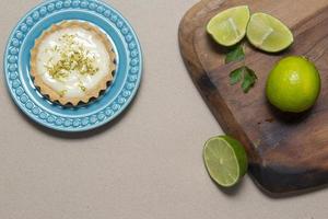 vue de dessus de la tarte au citron traditionnelle française. photo