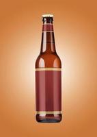 maquette de bouteille de bière avec étiquette vierge sur fond marron. concept de l'oktoberfest. photo