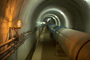 tunnel de conduite d'eau utilisé pour diviser l'eau. un projet royal de thaïlande photo