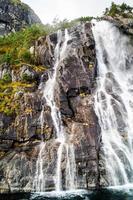 formation rocheuse dans le lysefjord avec la célèbre cascade hengjanefossen photo