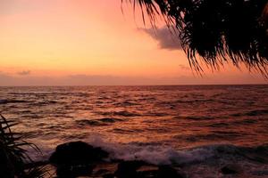 coucher de soleil sur la plage de colombo, sri lanka. photo