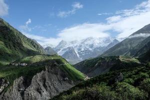 Montagne couverte de verdure luxuriante de l'Himalaya et de sources d'eau glaciaire. photo