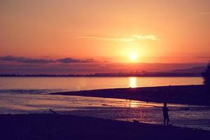 beau paysage marin avec coucher de soleil orange. photo