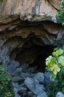 grotte et rivière de haute montagne en andalousie photo