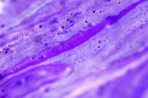 abstrait violet clair beau marbre liquide peinture acrylique fluide texture vibrante sur violet. photo