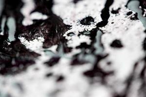 abstrait belle peinture acrylique fluide en marbre noir foncé liquide texture vibrante sur blanc. photo