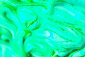 abstrait vert clair beau marbre liquide peinture acrylique fluide texture vibrante sur vert. photo