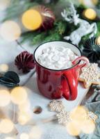 chocolat chaud de noël dans la tasse rouge photo