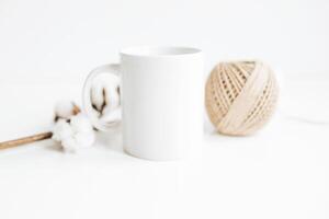 tasse à café blanche avec feuille verte pour la conception de la chope vitreuse isolée sur fond blanc photo