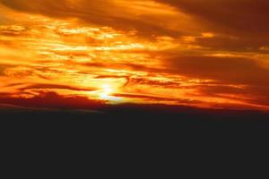 coucher de soleil ciel magnifique panorama naturel coucher de soleil brillant ciel dramatique photo