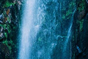 eau bleue belle cascade dans la forêt verte dans la jungle se compose d'eau photo