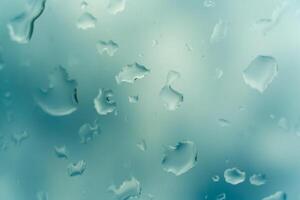 l'eau gouttes sur verre contre bleu ciel, pluvieux saison concept. fenêtre vue Contexte économiseur d'écran photo