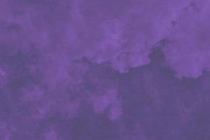 abstrait doux violet grunge ciel nuages doux motif aquarelle avec texture de ciel de surface en demi-teinte sur violet. photo
