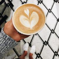 lait de café en forme de coeur de lait dans une tasse avec flou de mouvement photo