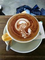 café au lait au chocolat avec une forme unique dans la tasse photo