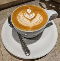 café au lait en forme de coeur avec une cuillère photo