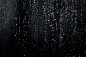 effet de brouillard de texture de superposition de pluie noire foncée éclaboussures abstraites de goutte de pluie sur fond noir photo