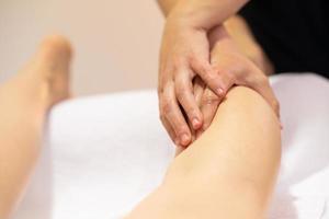 massage médical à la jambe dans un centre de physiothérapie. photo