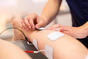 électrostimulation en physiothérapie pour une jeune femme photo