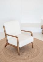 design intérieur minimaliste léger et aéré, chaise, tapis et oreillers blancs et beiges photo