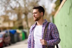 séduisant jeune homme debout en milieu urbain. concept de mode de vie. photo