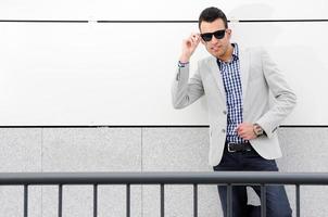 homme séduisant avec des lunettes de soleil teintées photo