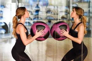 femme soulevant avec dans la salle de gym. photo