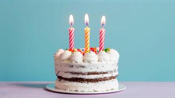 content anniversaire salutation carte avec gâteau et bougies photo