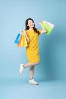 portrait de femme asiatique ayant besoin d'un sac à provisions photo