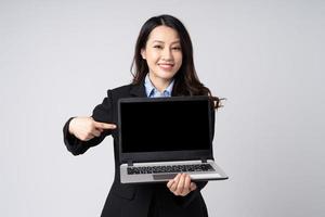 portrait de femme d'affaires asiatique, isolé sur fond blanc photo