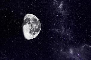 panorama dramatique bleu clair de la nuit de la galaxie depuis l'espace de l'univers lunaire sur le ciel nocturne photo