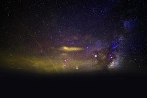 panorama de nuit de galaxie dramatique jaune clair depuis l'espace de l'univers de la lune sur le ciel nocturne photo