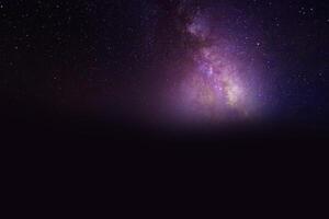 panorama dramatique violet de nuit de galaxie de l'espace d'univers de lune sur le ciel nocturne photo